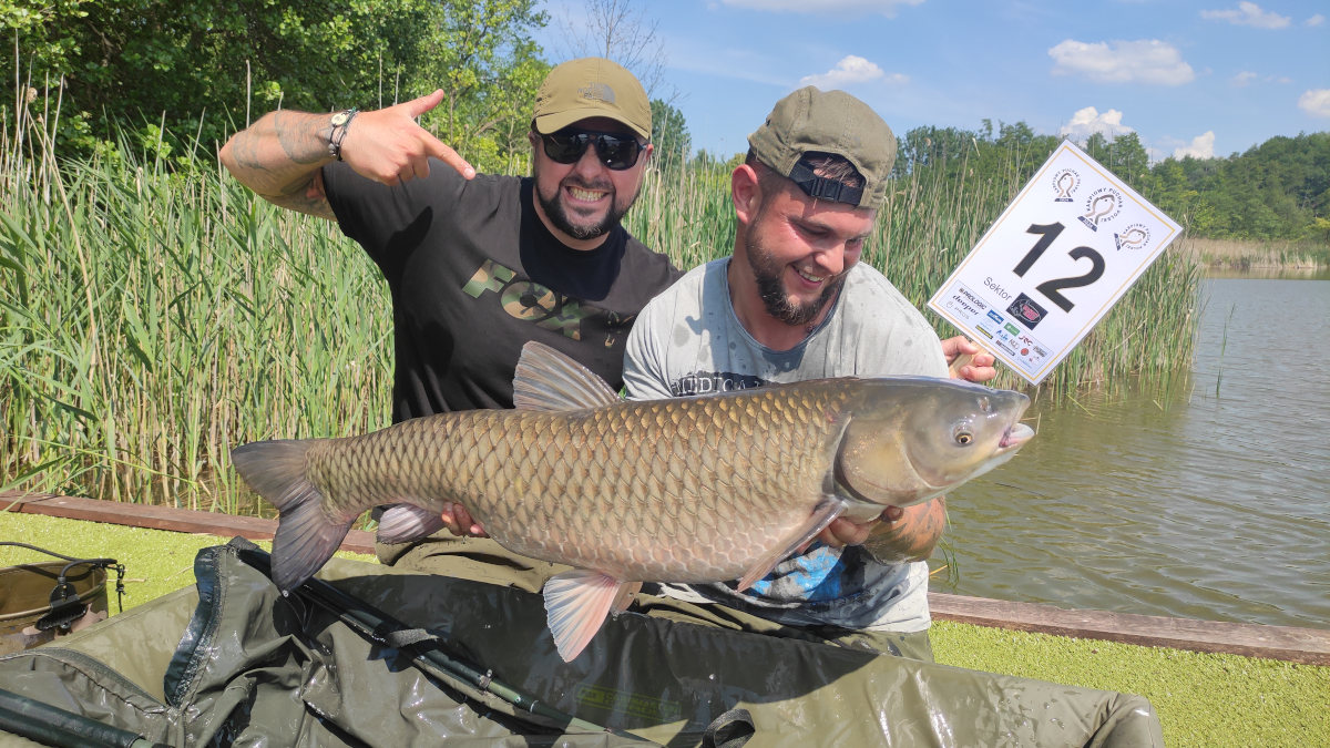 Kamil Onderski z pierwszą rybą Karpiowego Pucharu Polski