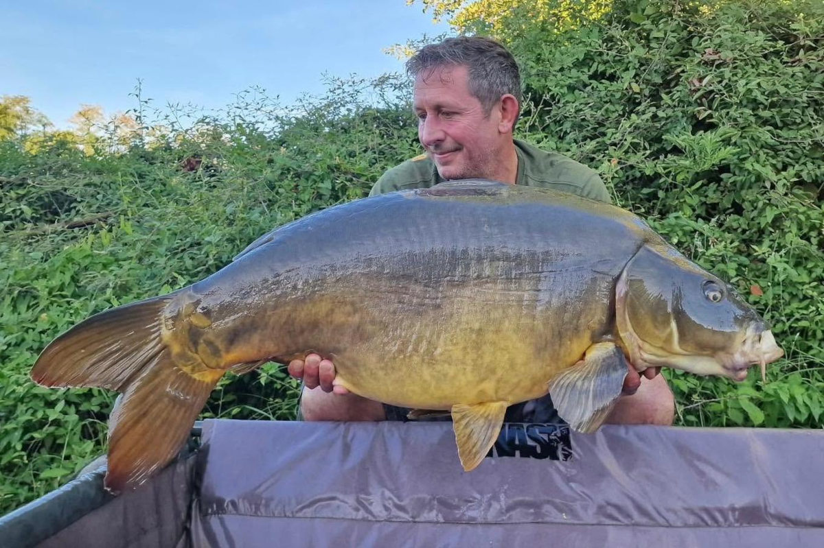 Karp lustrzeń o wadze 22 kg złowiony w rzece Lot na południu Francji