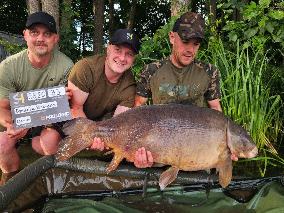 Dominik Rabiega z karpiem lustrzeniem o wadze 36,2 kg złowionym na jeziorze Miłoszewskim