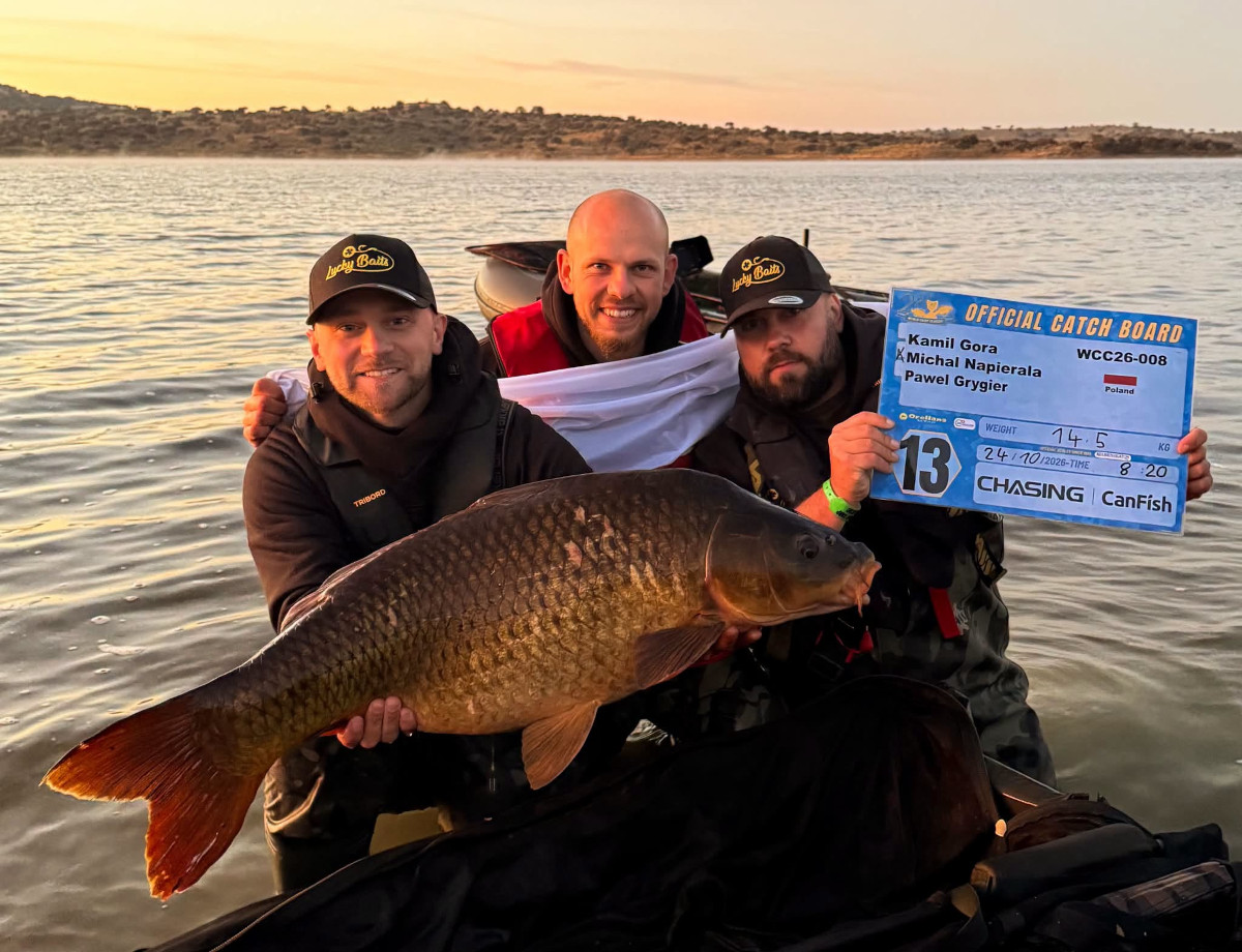 Polska drużyna Kamil Góra, Michał Napierała i Paweł Grygiel z karpiem podczas World Carp Classic 2026